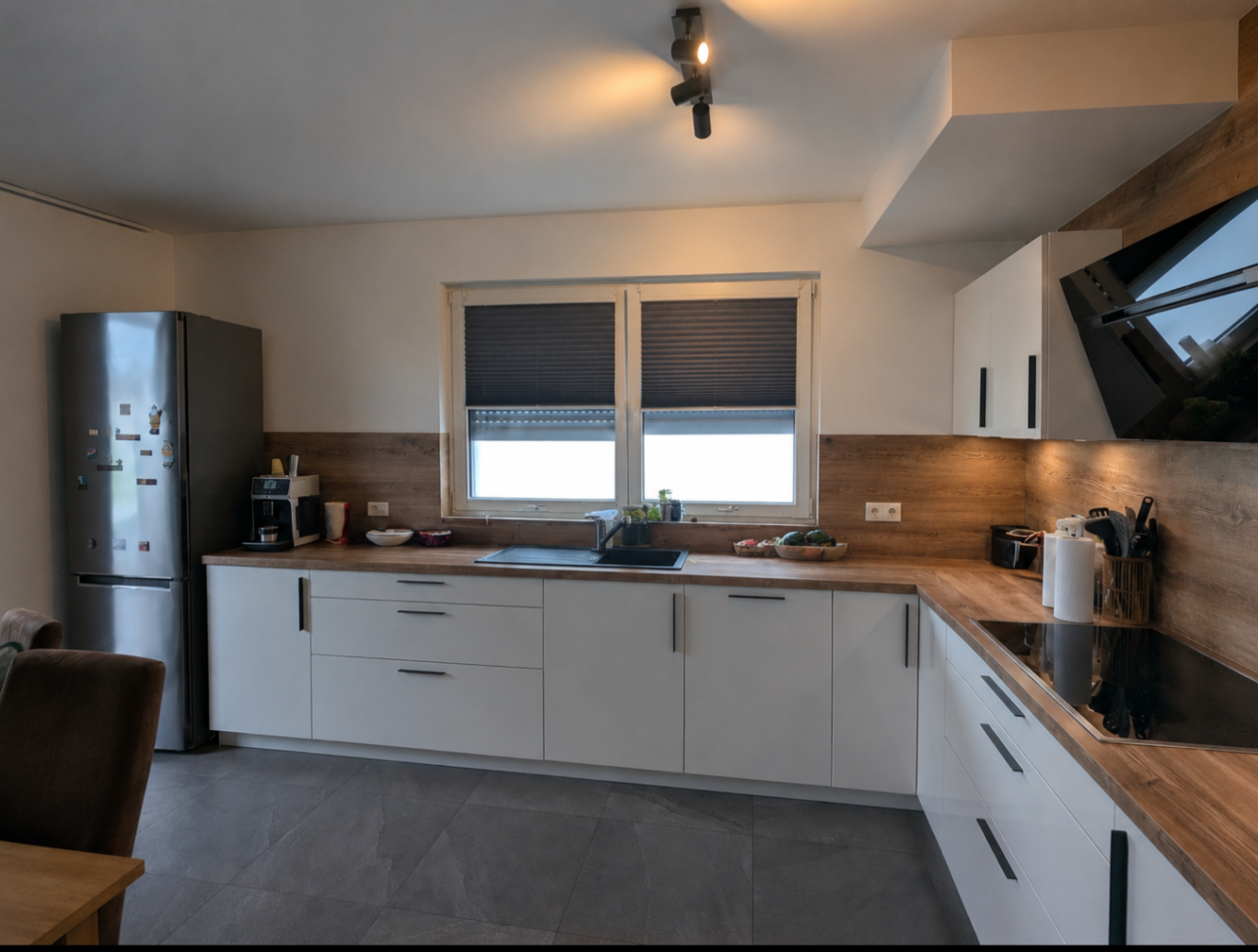 Küche 2 Moderne Küche mit Holz- und weißen Elementen, Kühlschrank und Kochfläche.