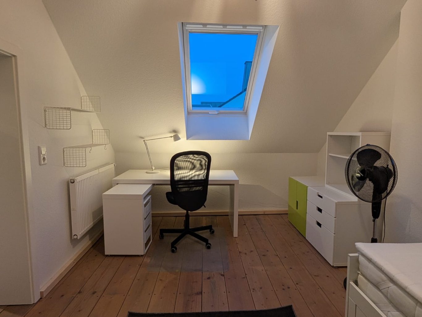 DG rechts Helles, minimalistisches Arbeitszimmer mit Schreibtisch, Stuhl und Fenster zur Abenddämmerung.